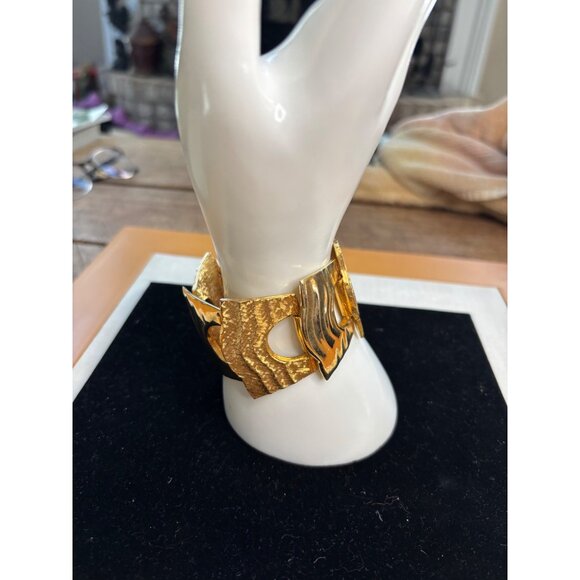 Vintage Gold-Toned Wide Textured Link Bracelet With Wave Design - Picture 8 of 15